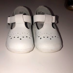 Like new white L’Amour leather Mary Janes size 2